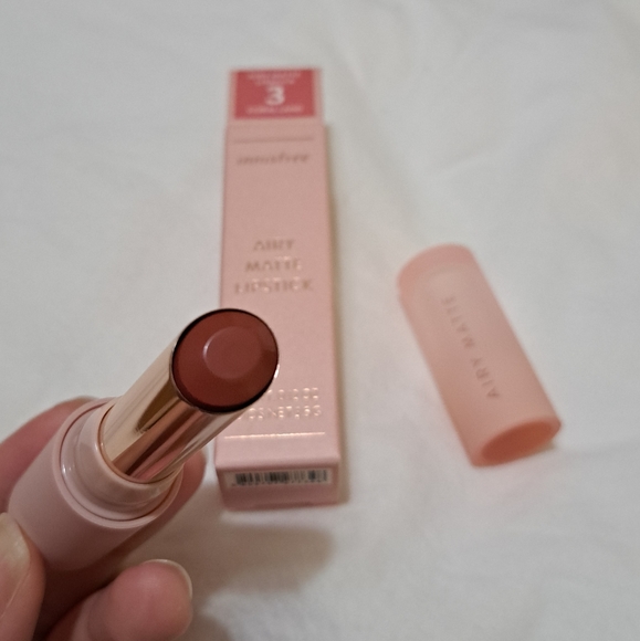 innisfree Airy Matte Lipstick - Picture 2 of 5